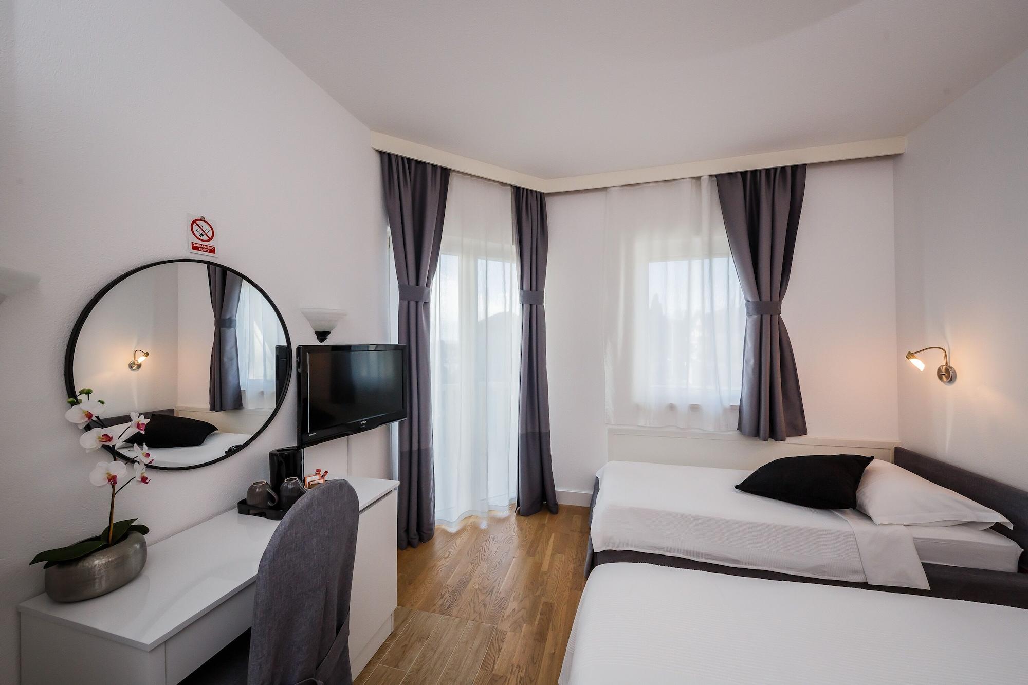 Hotel Villa Zarko Kaštel Stari Zewnętrze zdjęcie